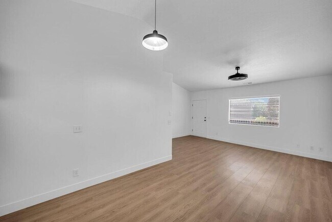 Building Photo - Remodeled La Venita Condo!