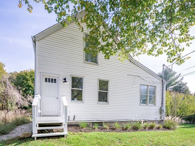 Building Photo - 706 Springs Fireplace Rd