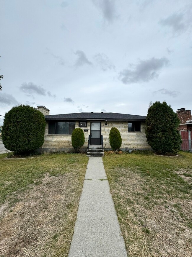 Building Photo - 228 E Crown Ave