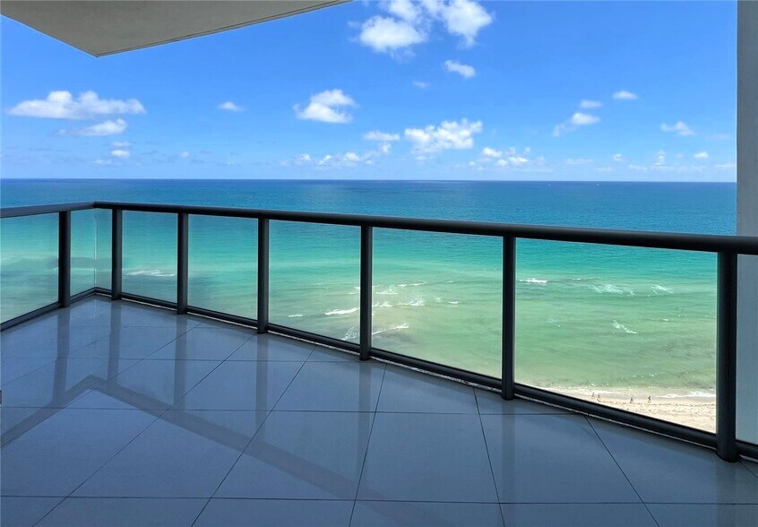 Building Photo - 17121 Collins Ave