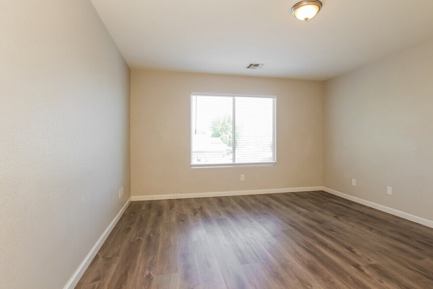 Building Photo - 11559 W Buchanan St