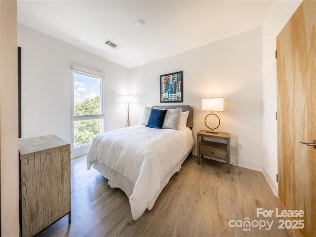 Building Photo - 1824 N Brevard St