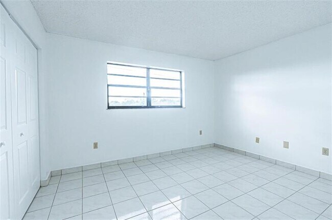 Building Photo - 1470 W 41st St