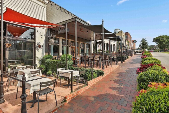 Building Photo - Spacious 5BR Home in Senoia — Golf Cart to Downtown