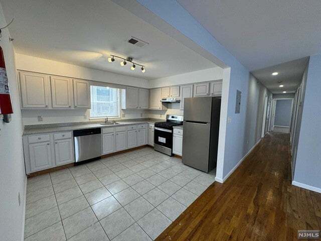 Building Photo - 40 11th Ave W