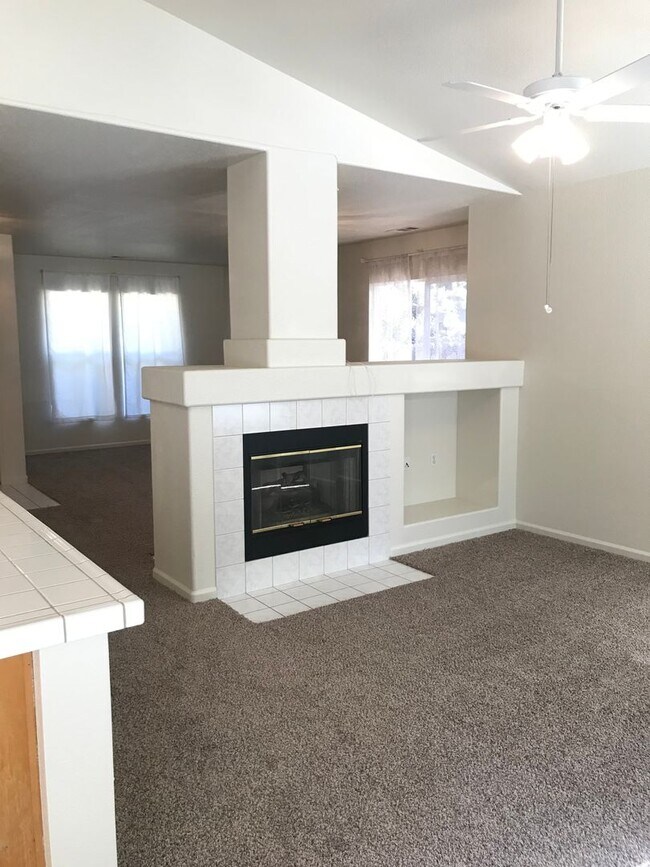 Building Photo - Spacious and Bright 3bed/2 bath Home in Davis