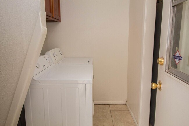 Building Photo - Amazing condo is now available in heart of Glendale $1550.00