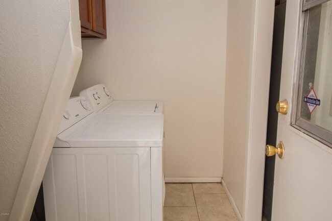 Building Photo - Amazing home is now available in heart of Glendale/ Utilities included only $1550.00