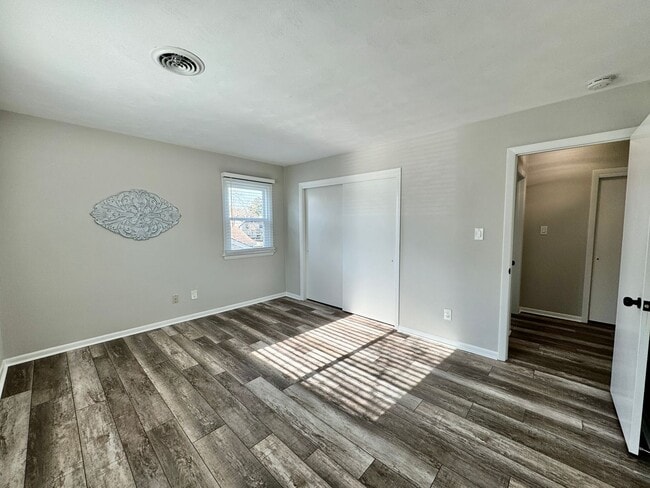 Building Photo - READY NOW!! Updated 5-Bedroom Home w/Fenced Backyard, Attached Garage  & Sunroom - Pet Friendly!