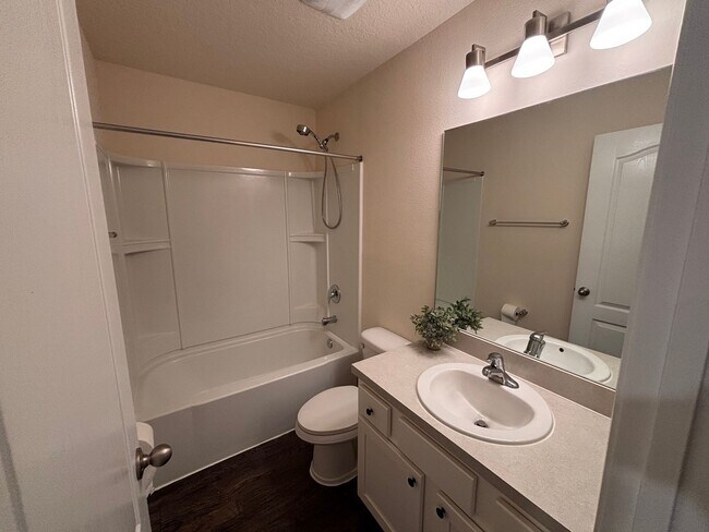 Building Photo - Beautiful 2 Bed, 2.5 Bath Townhome with Water View