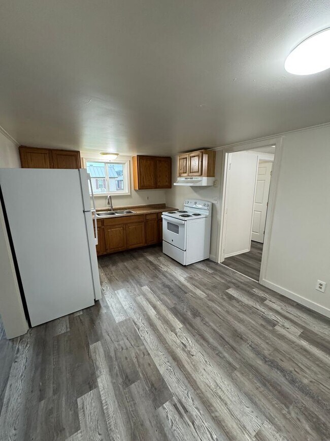 Building Photo - Charming 3-Bedroom with fresh new interior!