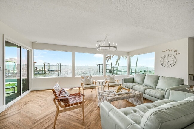 Building Photo - Gorgeous Riverfront 3/2 with dock!!