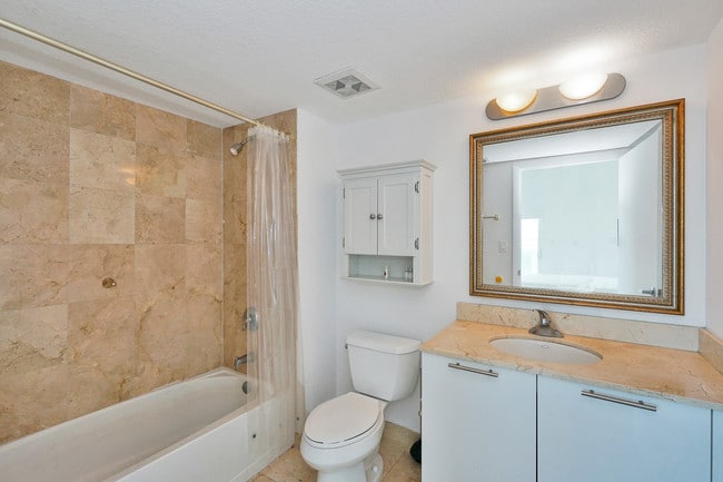 Building Photo - 1800 N Bayshore Dr