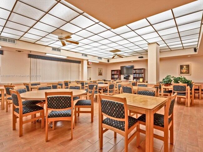 Building Photo - 1000 St Charles Pl