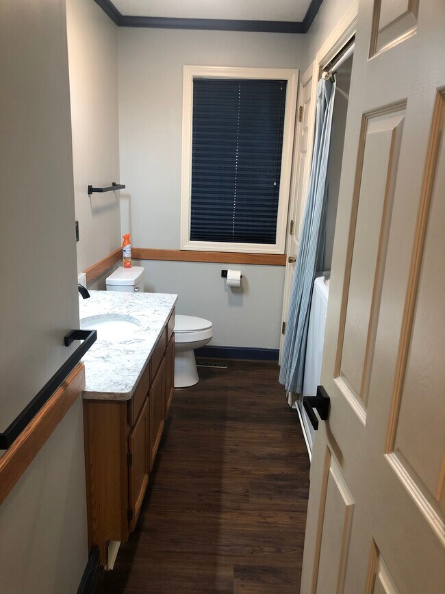 1/2 bath - 120 Courtyard Ln