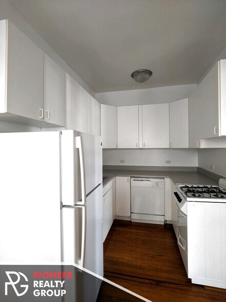 Building Photo - 820 W Waveland Ave
