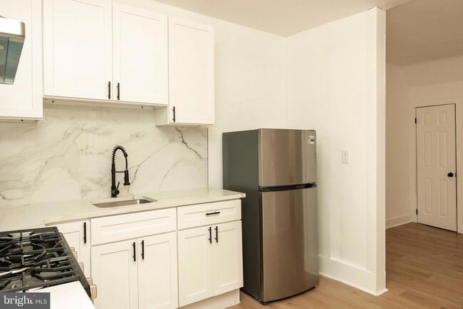 Building Photo - 5723 Delancey St