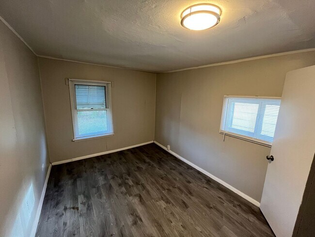 Building Photo - Renovated 3 bedroom 1 Bath with Detached G...