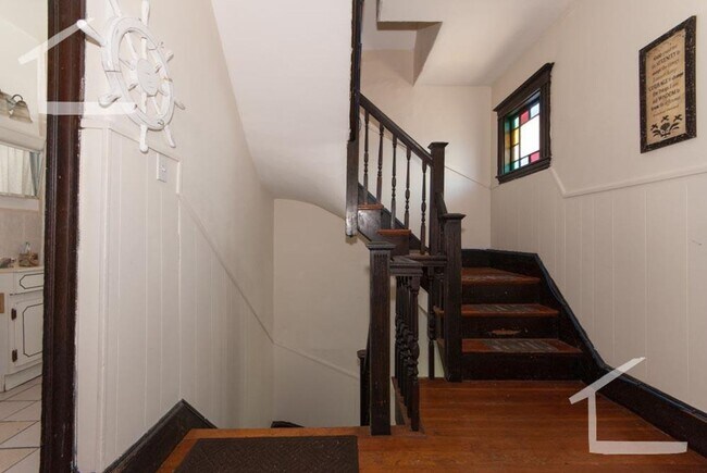 Building Photo - Huge 4 bed unit in Oak Square well below m...