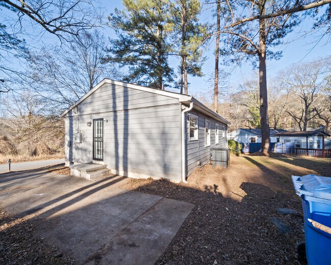 Building Photo - 2371 Swallow Cir SE