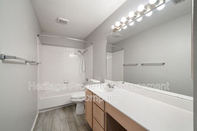 Building Photo - 17427 Sapphire Rim Dr