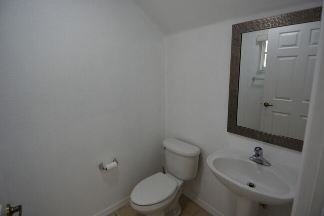 Building Photo - 324 NE 3rd St