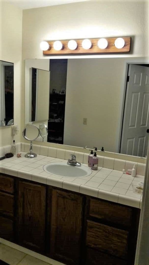 Building Photo - Great Neighborhood - 3 bedroom house with ...