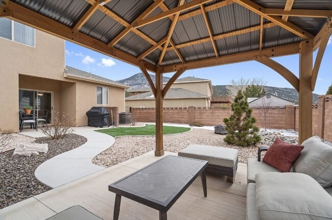 Building Photo - FULLY FURNISHED 3 Bed/2.5 Bath Home!