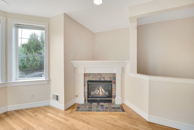 Building Photo - Rooftop Deck & Convenient Seattle Location