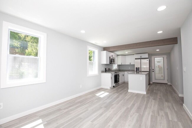 Building Photo - 2 Bedroom Madison Cutie