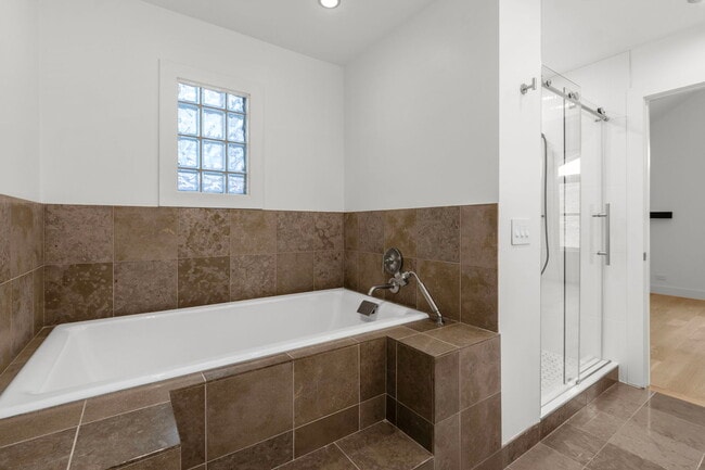 Building Photo - 1618 W Pierce Ave