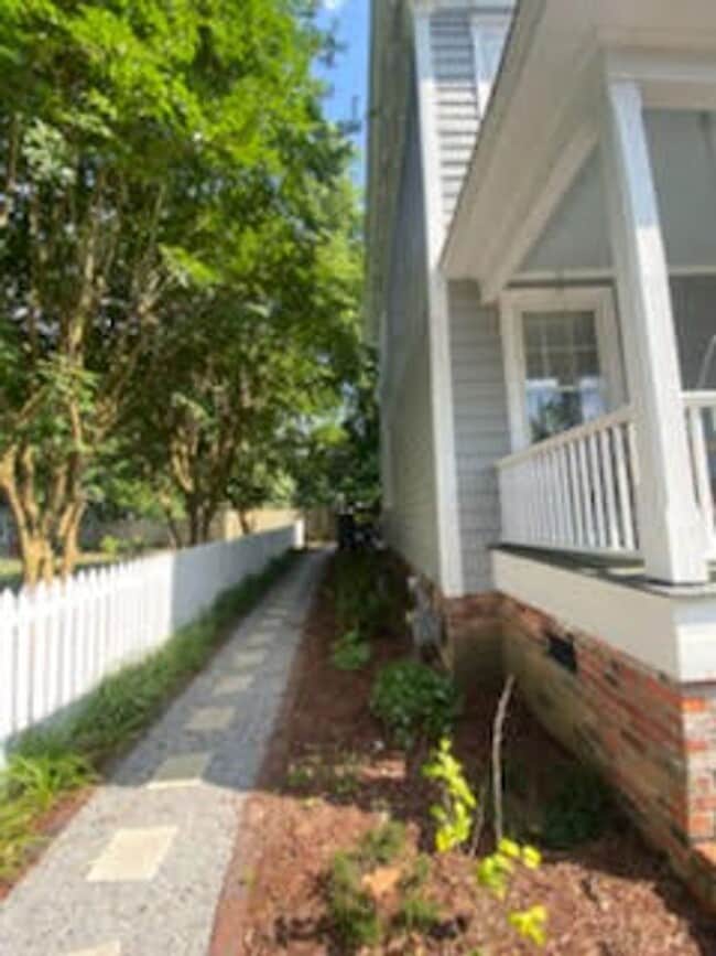 Building Photo - Beautiful historic 3BR/1.5BA Home in Downt...