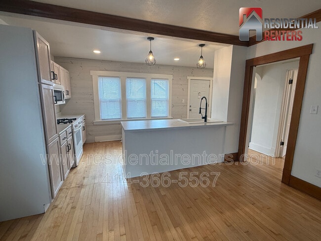 Building Photo - 2033 S 82nd St