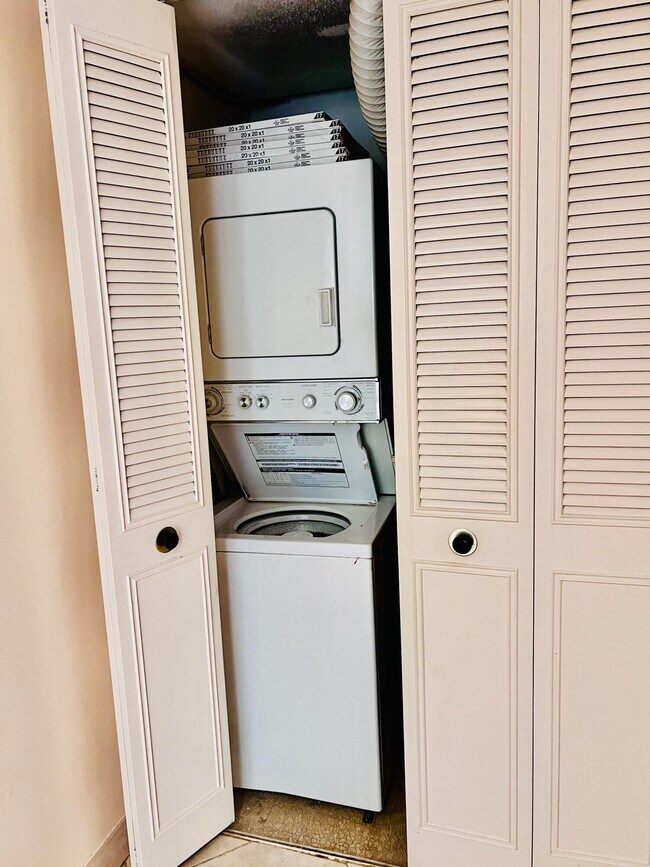 Building Photo - 5600 N Flagler Dr