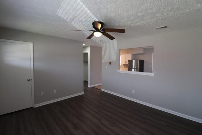 Building Photo - 521 Foxwood Dr