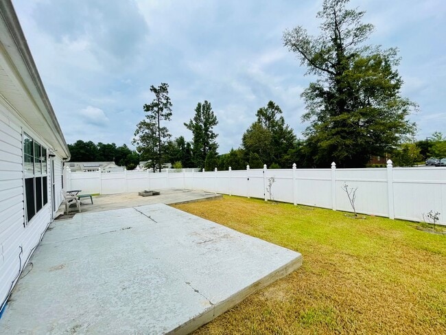 Building Photo - Fenced in Yard AND shed! ADORABLE 3 Bedroom Home with Garage - GREAT Conway location!