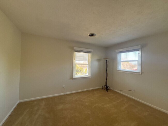 Building Photo - Beautiful 4-Bedroom/2.5 Bath Single-Family Home in Great Neighborhood in Johnson City, TN, with d...