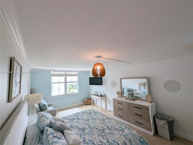 Building Photo - 3725 S Ocean Dr