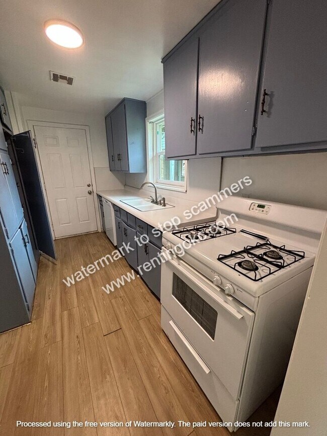 Building Photo - Nice 3 bedroom ready to go!