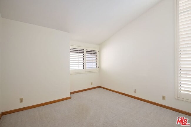 Building Photo - 1547 Palisades Dr