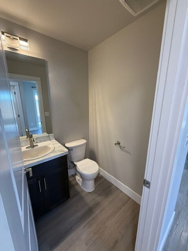 Building Photo - 3 Bedroom 2.5 Bath Townhouse!