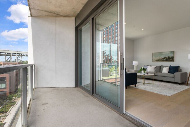 Building Photo - The Vista - 2 bed/2.5 bath Pearl District Condo w/parking/storage/concierge/most utilities/amenities