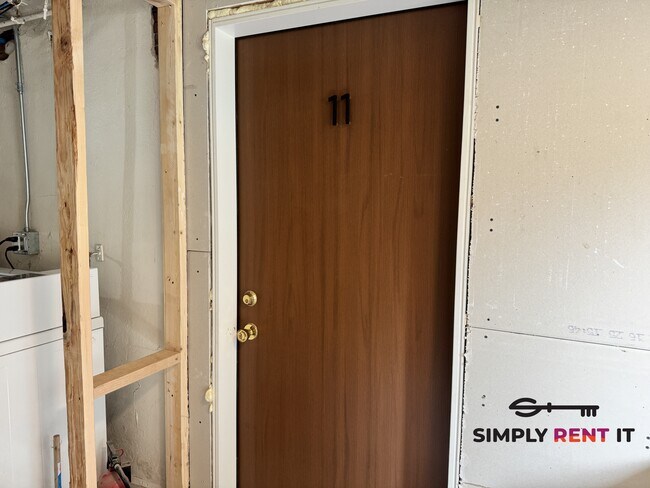 Building Photo - Renovated 2 Bedroom, 2 Bathroom on Campus! Available Jan. 1st!