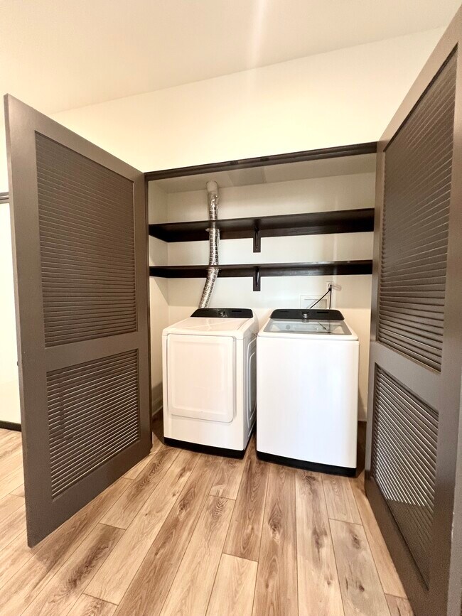 washer dryer in closet - 859 S Lucerne Blvd