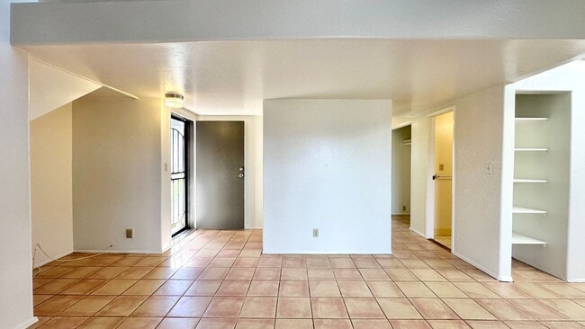 Building Photo - AVAILABLE NOW! 2 BED/1 BATH TOWNHOME W/ LO...