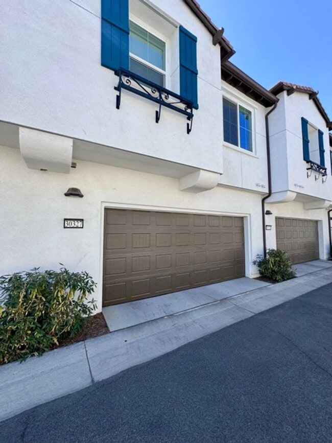 Building Photo - Spacious 3 Bedroom, 2.5 Bathroom Townhome ...