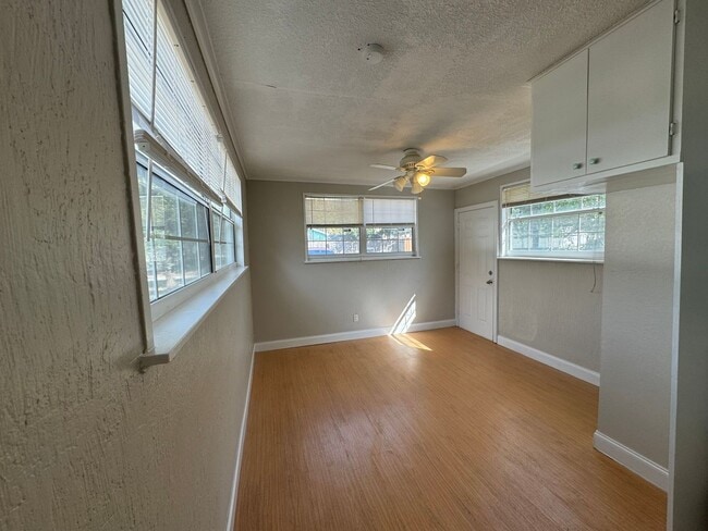 Building Photo - Fenced in four bedroom house near beautiful Gulfport