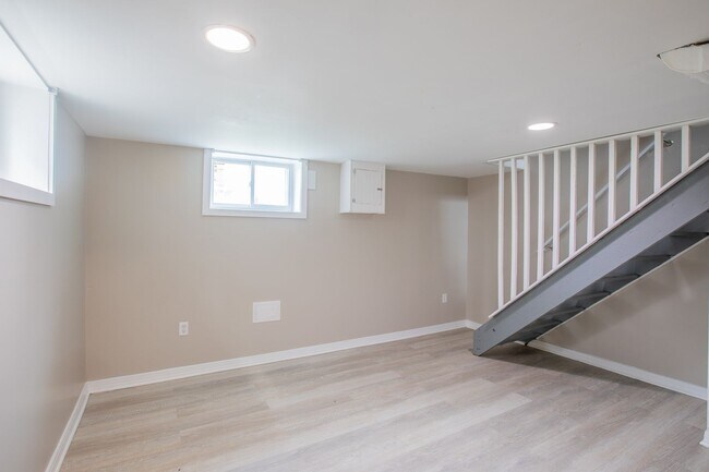 Building Photo - Lovely 2 BR/1 BA EOG Townhome in Brooklyn ...