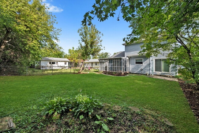 Building Photo - Updated Grayslake Home with Sunroom and Fl...