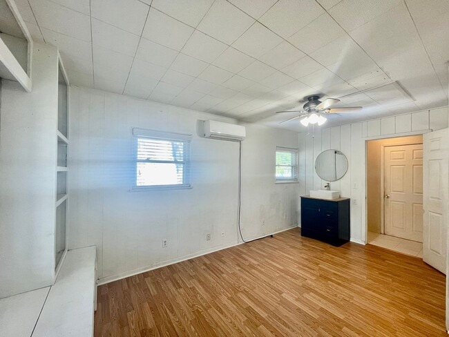 Building Photo - 4 Bedrooms in Oak Heights